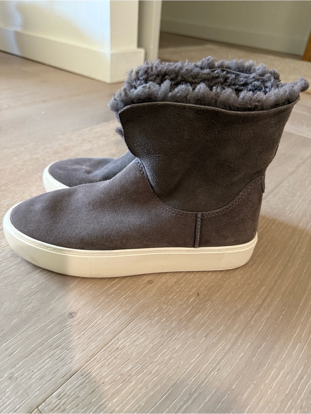 UGG Lynus Sneaker Boot 7.5